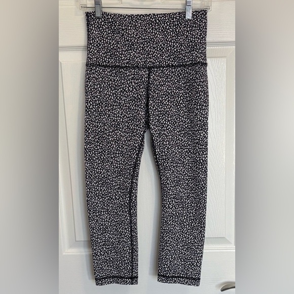 Lululemon Wunder Under Crop (Hi-Rise)
Miss Mosaic Black Size 8 - Picture 3 of 6